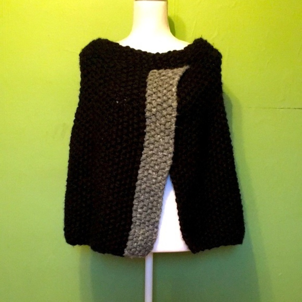 FREE PEOPLE black and grey knit cape‎